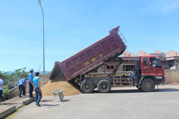 Lực lượng Thanh tra giao thông buộc phải dùng cân lưu động để xử lý và hạ tải