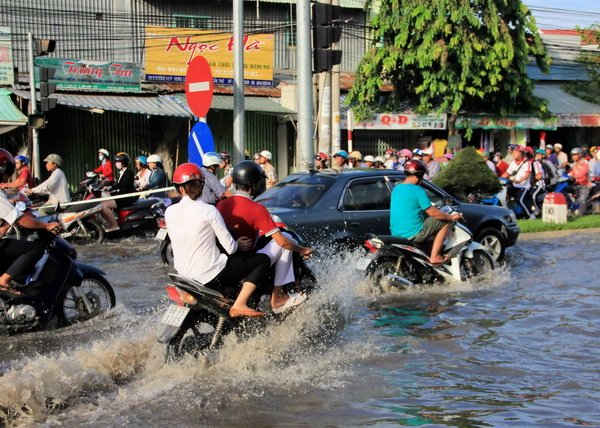 Ngập lụt ở khu vực nội thị TP. Cần Thơ trong thời gian qua không chỉ gây thiệt hại cơ sở hạ tầng, sinh  hoạt người dân… mà còn ảnh hưởng rất lớn đến ngành thương mại - dịch vụ. 