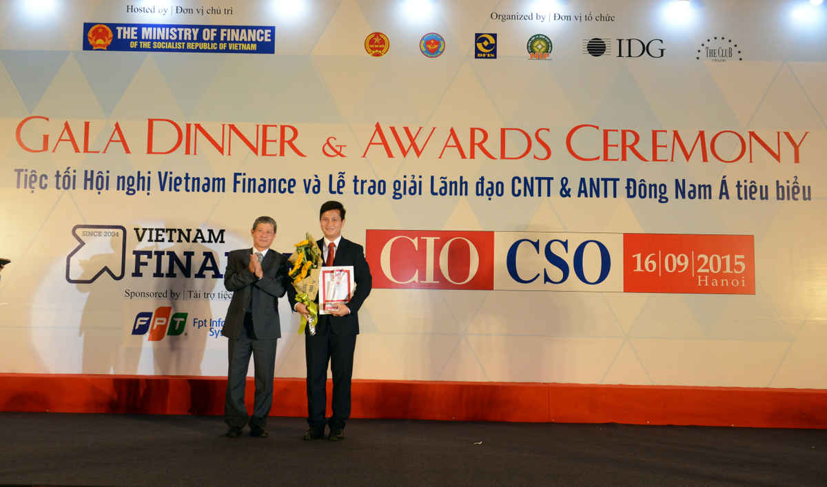 Phó Tổng Giám đốc VietinBank Trần Công Quỳnh Lân nhận giải Lãnh đạo CNTT Đông Nam Á tiêu biểu.
