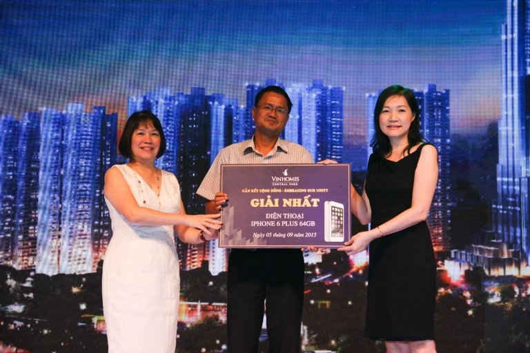 Anh Phan  Đăng Dũng - cư dân may mắn nhất của tòa Central 3 trúng thưởng giải nhất của đợt bốc thăm ngày 5/9 – điện thoại Iphone 6 Plus 64GB. Bà Đỗ Vân Anh – “quý bà triệu đô” may mắn sở hữu phần thưởng Du thuyền triệu đô trong cuộc bốc thăm dành cho những khách hàng đã đặt mua căn hộ của Vinhomes Central Park được tổ chức vào trung tuần tháng 8 vừa qua là người đã đem lại may mắn này cho anh Dũng.