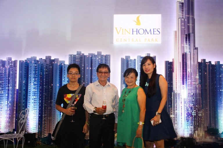 Kinh doanh trong lĩnh vực nhà hàng – khách sạn và từng sở hữu nhiều căn hộ khác, gia đình bà Nguyễn Thu Hà luôn có cái nhìn khắt khe hơn đối với căn hộ cao cấp. Tuy nhiên, khi tham khảo qua căn hộ Vinhomes Central Park, bà Hà đã “chấm” ngay vì sự tin tưởng tuyệt đối vào uy tín Chủ đầu tư đối với tiến độ xây dựng nhanh chóng nhưng vẫn đảm bảo chất lượng. Trên hết, là người có kinh nghiệm nhiều năm trong lĩnh vực kinh doanh nhà hàng – khách sạn, bà thực sự hài lòng khi được trải nghiệm những dịch vụ, giá trị cốt lõi mà Tập đoàn Vingroup mang lại cho các cư dân tương lai, đó chính là thiện chí muốn xây dựng một cộng đồng dân cư văn minh, kết nối. 
