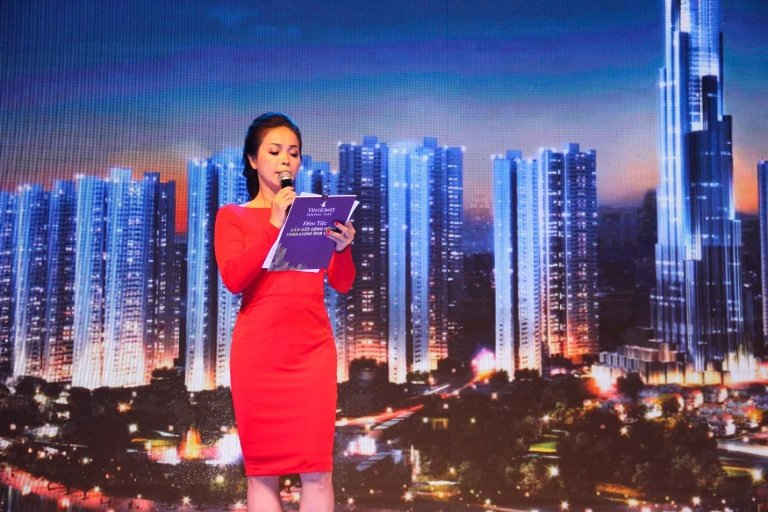 Bà Trần Thị Thanh Tâm đại diện BXD&PTCĐ của tòa Central 3 lên chia sẻ cảm nghĩ. Từng tham gia hành trình “Trải nghiệm giá trị sống cùng Vinhomes”, bà Tâm rất thích cộng đồng cư dân thân thiện và hòa đồng nơi đây. Chính vì vậy, bà muốn đóng góp xây dựng một cộng đồng ngày một văn minh và gắn kết hơn. Bà Tâm cho biết, bà bị thuyết phục và đặt mua căn hộ ngay từ lần đầu tiên khi biết thông tin về Vinhomes Central Park và những giá trị cộng đồng đi kèm. 