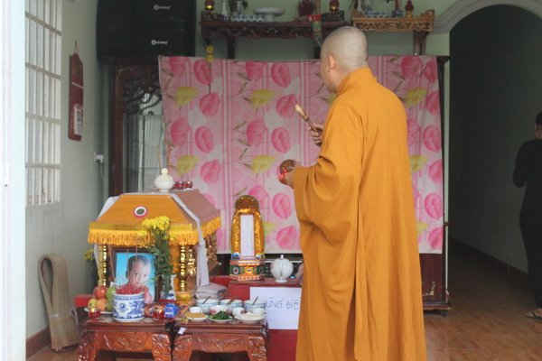 Đám tang cháu bé xấu số đáng thương 