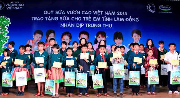Các đại biểu, đại diện Quỹ Bảo trợ trẻ em Việt Nam và Vinamilk trao tặng sữa cho các em học sinh tỉnh Lâm Đồng