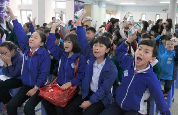 Niềm vui uống sữa của trẻ em Lâm Đồng