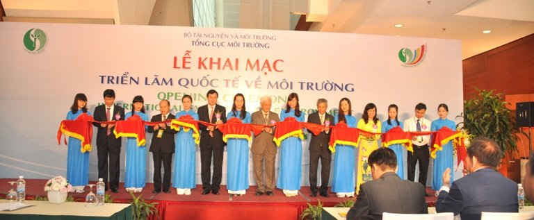 Các đại biểu cắt băng khai mạc