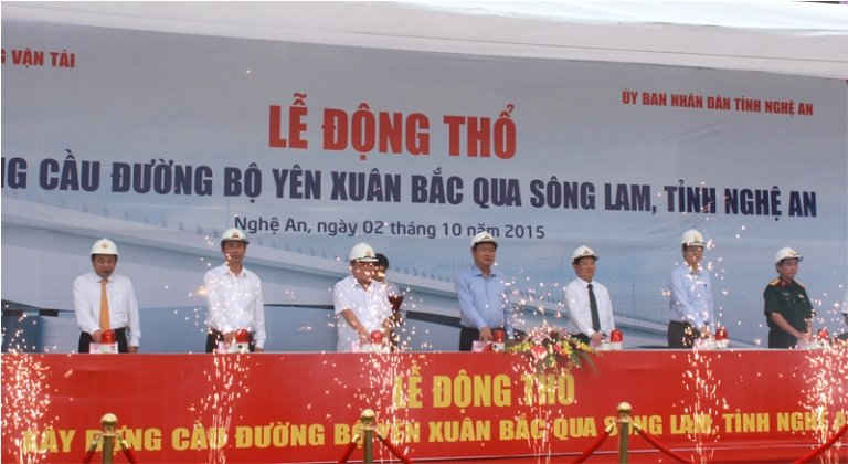 Ấn nút khởi công công trình Cầu đường bộ Yên Xuân