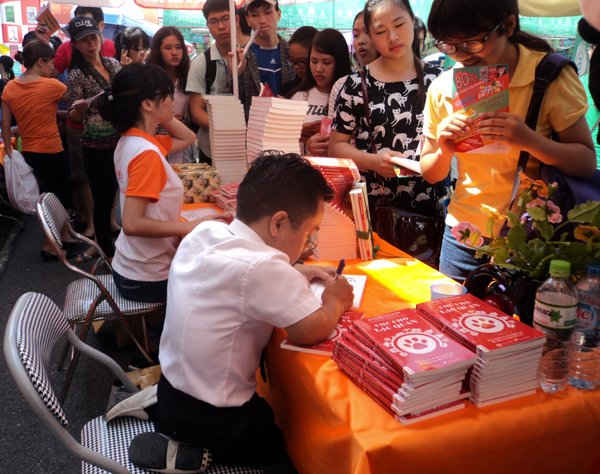 Để được Sơn Lâm trực tiếp ký tặng sách và bắt tay anh