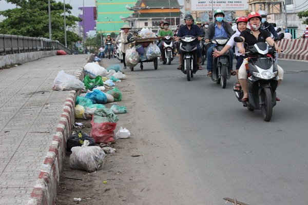 Trước đây, khi chưa được gắn camera, Cầu Chợ Cầu luôn là điểm nóng về nạn xả rác bừa bãi