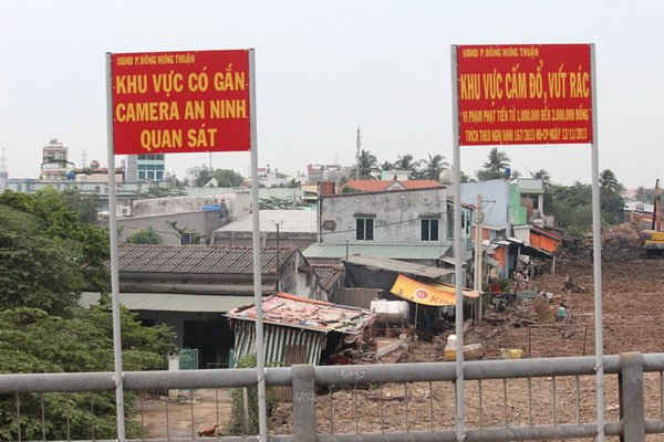 Bảng hiệu được lắp đặt thông báo khu vực cấm đổ, vứt rác và có gắn camera an ninh quan sát