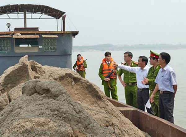 Hà Nội sẽ  đẩy mạnh việc xử lý hoạt động khai thác, tập kết vận chuyển VLXD trái phép trên địa bàn
