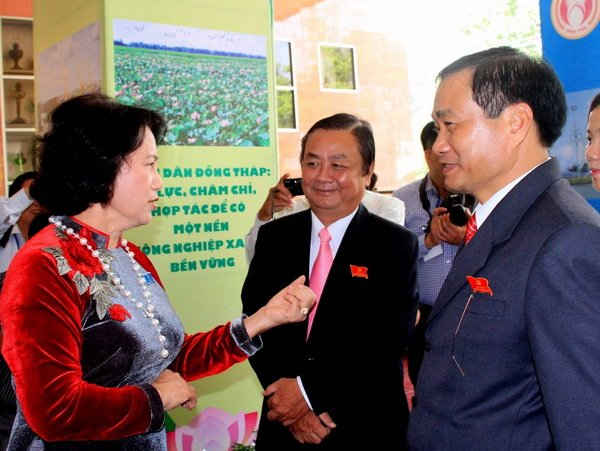 Bà Nguyễn Thị Kim Ngân - Ủy viên Bộ Chính trị, Bí thư Trung ương Đảng, Phó Chủ tịch Quốc hội trao đổi với ông Lê Minh Hoan - Bí thư Tỉnh ủy Đồng Tháp (giữa) và ông Nguyễn Văn Dương - Chủ tịch UBND tỉnh Đồng Tháp (bên phải) tại Đại hội - Ảnh: Phong Vân. 