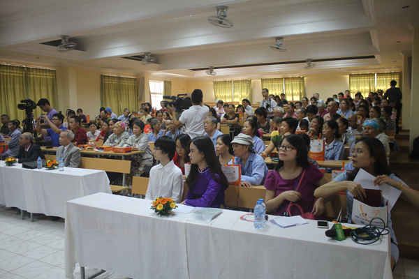Rất đông bệnh nhân ung thư, người nhà bệnh nhân ung thư tham gia buổi tọa đàm.