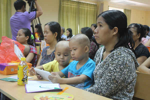 Các bệnh nhân ung thư nhí tại buổi tọa đàm.