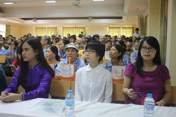 Hoàng Diệu Thuần (áo trắng), tác giả cuốn tự truyện Như hoa hướng dương, đã chiến đấu với căn bệnh ung thư máu suốt 10 năm nay.