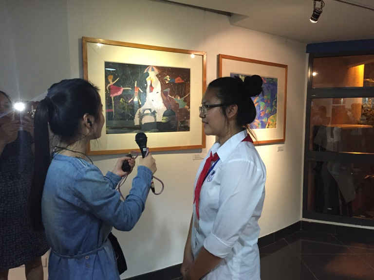 Nguyễn Thị Phương Anh - tác giả của tác phẩm “Bay đi” chia sẻ: “Em vẽ bức tranh trong bối cảnh giấc mơ của những đứa trẻ được bay đi, nhờ đó gửi thông điệp bảo vệ môi trường để những đứa trẻ trong tương lai sẽ được sống trong một thế giới trong lành, tốt đẹp”