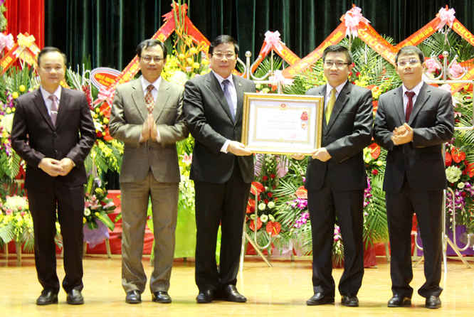 Bộ trưởng Nguyễn Băc Son trao Huân chương Lao động hạng Nhì cho Sở TT&TT Lào Cai