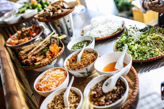 Các món ăn được bày biện đẹp mắt để chờ đợi được phục vụ thực khách
