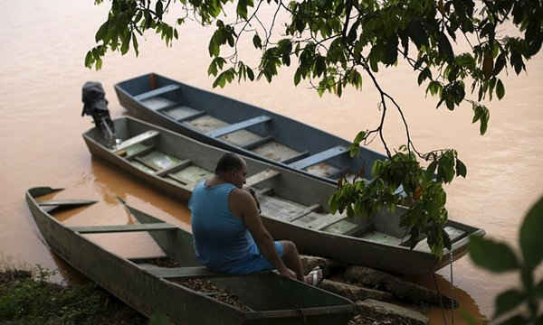 Các nhà khoa học cho biết lớp bùn có thể chứa hóa chất chảy ra từ mỏ để giảm tạp chất quặng sắt có thể làm thay đổi dòng chảy khi chúng đông cứng lại, làm giảm nồng độ oxy trong nước và giảm sự màu mỡ của các bờ sông và đất nông nghiệp. Ảnh: Ricardo Moraes / Reuters