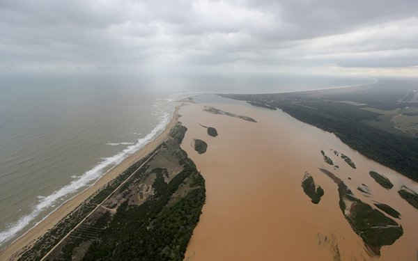 Cảnh trên không của cửa sông Rio Doce. Ảnh: Ricardo Moraes / Reuters