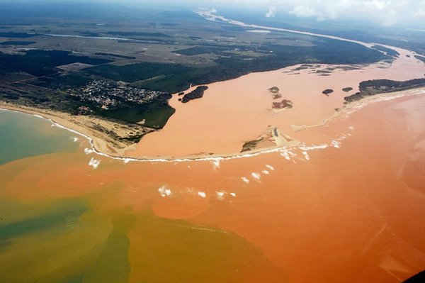 Cảnh trên không của sông Doce với bùn đất chảy vào Đại Tây Dương. Ảnh: Fred Loureiro / AFP / Getty Images
