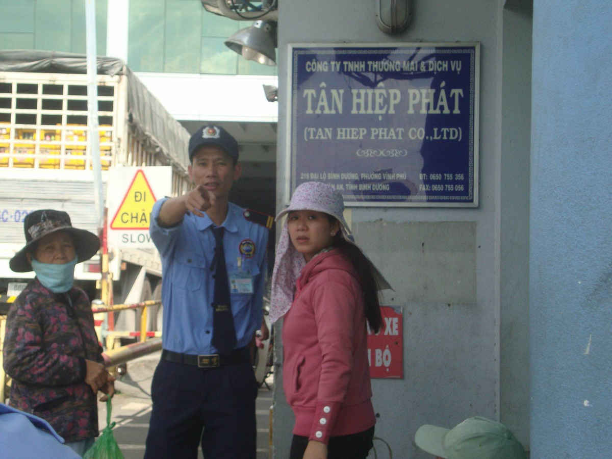 Sau khi Võ Văn Minh bị bắt, mẹ và vợ của Minh đã tìm đến Cty Tân Hiệp Phát xin được bãi nại, nhưng đã bị từ chối - Ảnh: B.H 