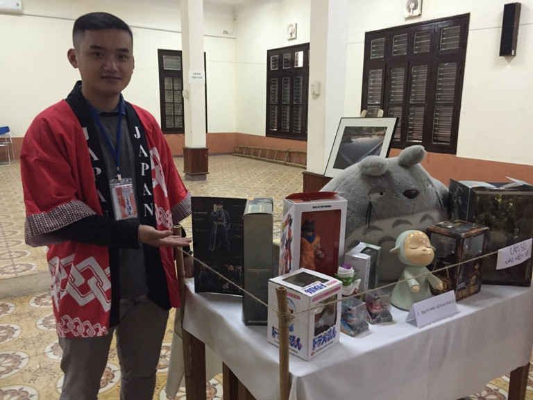 Nguyễn Tuấn Anh – Trưởng BTC Tuần lễ văn hóa Nhật Bản giới thiệu về các mô hình hiện đại cũng được trưng bày xen kẽ trong triển lãm