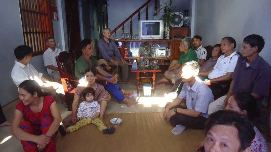 Người dân bức xúc phản ánh với PV về việc trạm BTS xây dựng giữa khu dân cư.