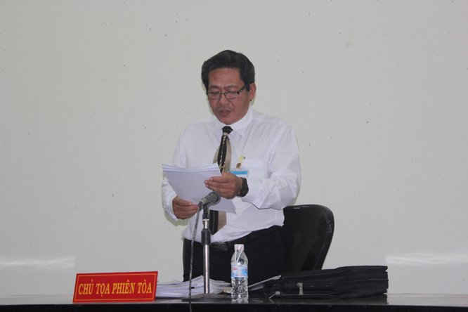 Chr tọa phiên tòa  đọc quyết định đưa vụ án ra xét xử