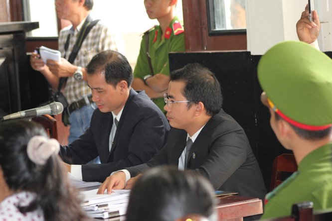 hai luật sư bào chữa miễn phí cho bị cáo Minh phản ứng trước việc 