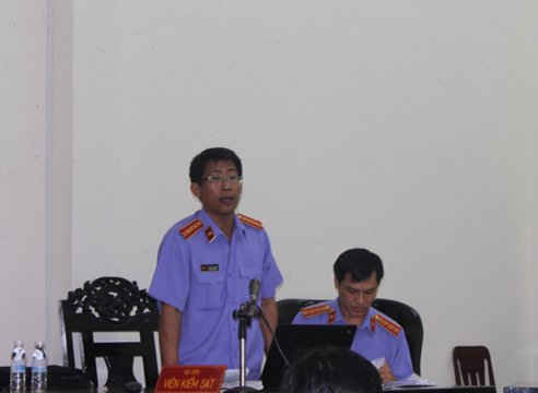 Kiểm soát viên giữ quyền công tố tại phiên tòa công bố bản cáo trạng