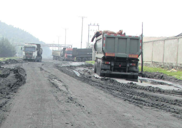 Phương tiện vận tải ra vào dính đầy bùn than nhưng không có phương án dội rửa 