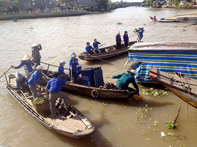 Vớt rác trên kênh rạch