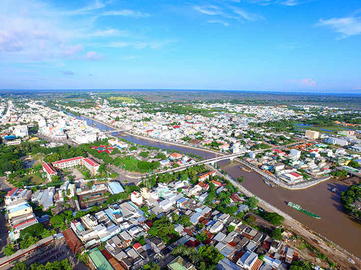 Kè sông Bạc Liêu. Phía bên phải là vàm kênh 30/4. Hai cầu bắc qua sông là cầu Kim Sơn và cầu Võ Thị Sáu (từ trái sang phải). Hậu cảnh là biển Đông (cách nội ô TP Bạc Liêu 6 km). Ảnh: Thu Đông