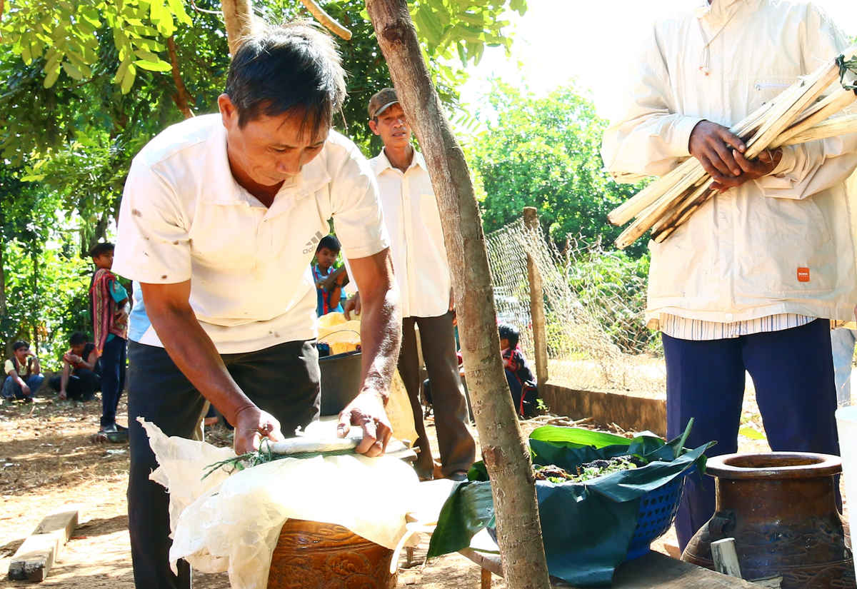 Chuẩn bị rượu và các lễ vật cho lễ hội “mừng lúa mới”