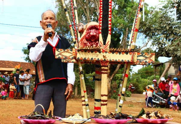 Già làng kiểm tra lễ vật và cúng cảm tạ tổ tiên, trời đất, thần linh