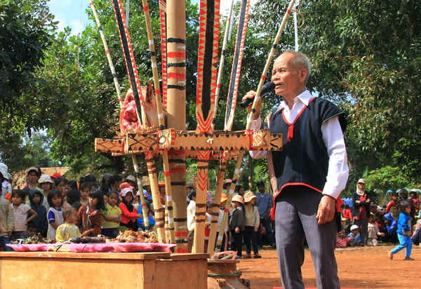 Già làng kiểm tra lễ vật và cúng cảm tạ tổ tiên, trời đất, thần linh