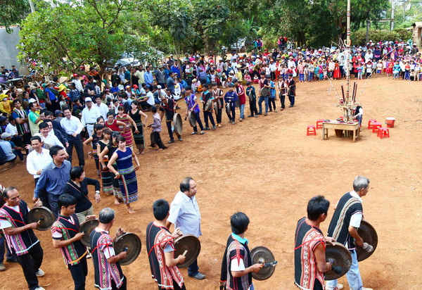 Người Xơ Đăng và du khách cùng tham gia văn nghệ