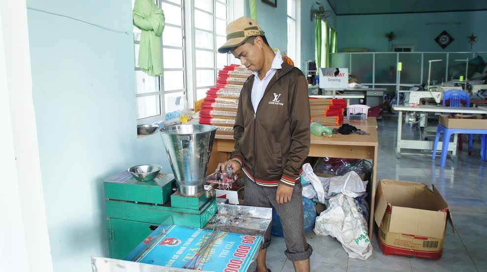 Học viên Trung tâm bảo trợ và chăm sóc trẻ em nạn nhân chất độc da cam làm nhang từ nguồn điện ánh sáng mặt trời
