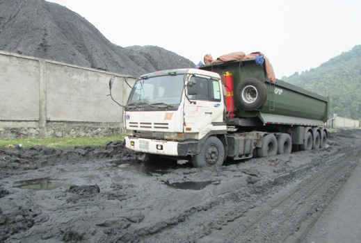 Than trôi dạt ra đường dày từng lớp gây ô nhiễm