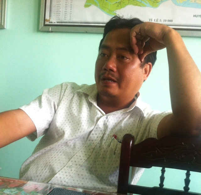 “Nói thật khi nhận được đơn kiện của hộ gia đình anh Linh, thì cả lãnh đạo phường cũng như cán bộ môi trường cũng không biết quy định này, chứ huống hồ gì với tôi” - vị cán bộ địa chính phường Cẩm Châu Phan Thanh Dũng nói như đùa với chúng tôi
