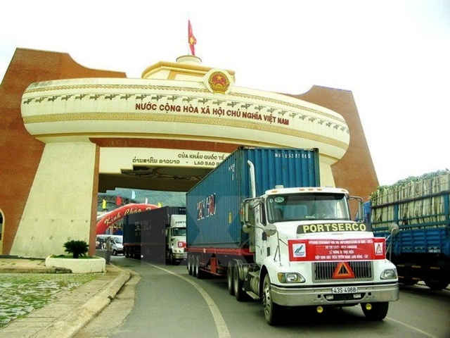 Cửa khẩu Quốc tế Lao Bảo những ngày cuối năm luôn tấp nập hàng hóa, cùng với đó các đối tượng buôn lậu hoạt động càng rầm rộ, tinh vi.