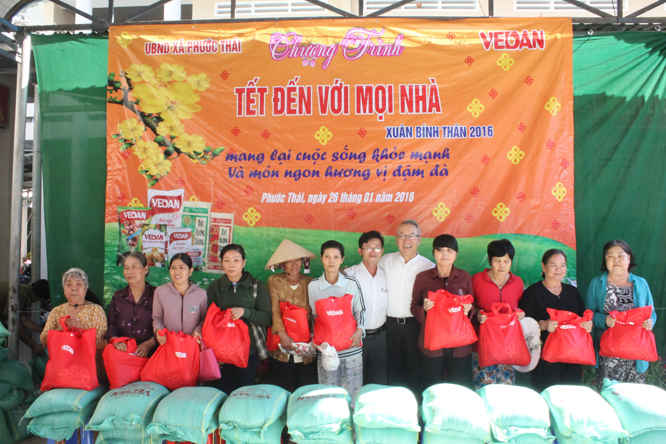      Ông Hsieh Jau Hwang, Trưởng sách lược Công ty Vedan và UBMTTQ xã Phước Thái trao quà xã Phước Thái Huyên Long Thành.JPG