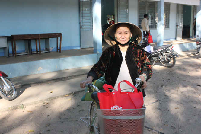 bà Nguyễn Thị Nhân 60 tuổi, xã Tân Hiệp, huyện Long Thành vui mừng nhận được quà.JPG