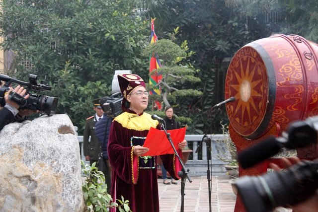 Người chủ tế đọc văn tế khai Hội