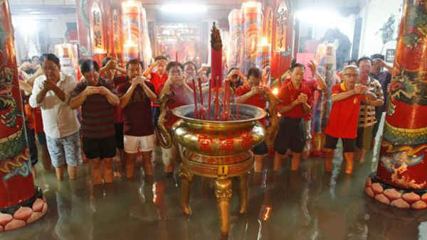 Ngay cả khi đền thờ của họ bị ngập nước, những người Indonesia ở Surabaya tại Đông Java vẫn thành tâm cầu nguyện