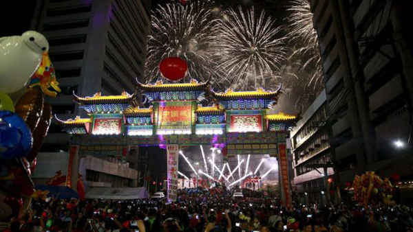  Tại Philippines, người dân ở Chinatown của Manila kéo về xem 1 chương trình Tết lớn