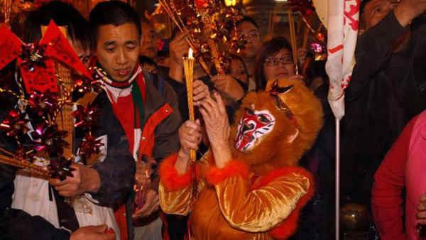 Một tín đồ mặc trang phục như con khỉ tại Chùa Wong Tai Sin ở Hồng Kông