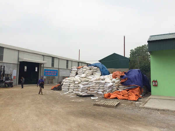 Từ nguyên liệu, vỏ bao bì, than không có kho chứa được chất thành đống tràn lan ngoài sân