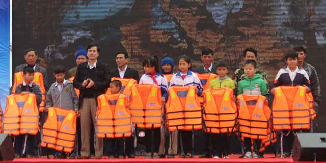 Ban tổ chức chương trình tặng áo phao cho các chủ đò và học sinh